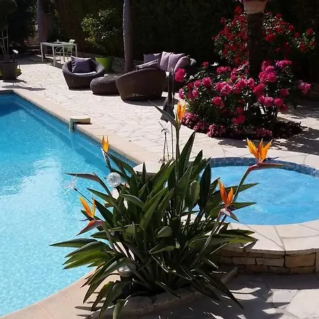 Dans De Charme, Piscine, Proche Каси