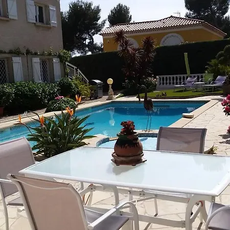 Dans De Charme, Piscine, Proche