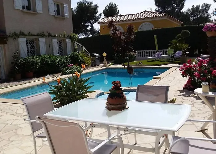 Dans De Charme, Piscine, Proche